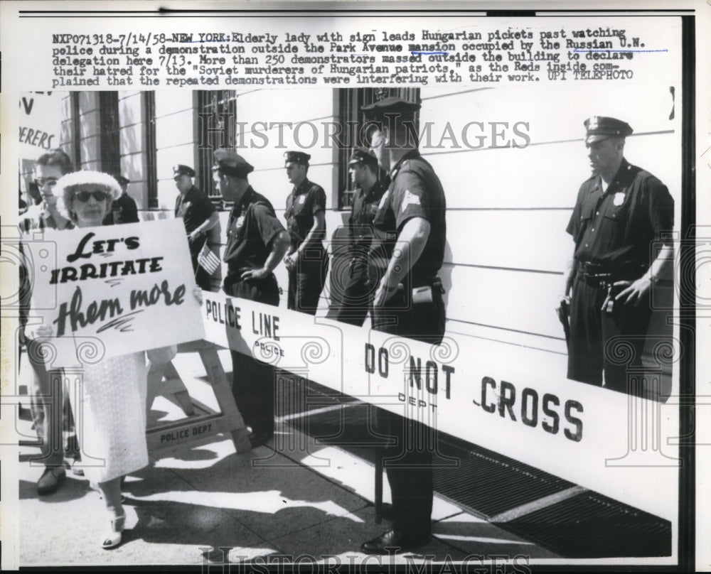 1958 Press Photo Hungarian Pickets at Russian UN Delegation - Historic Images