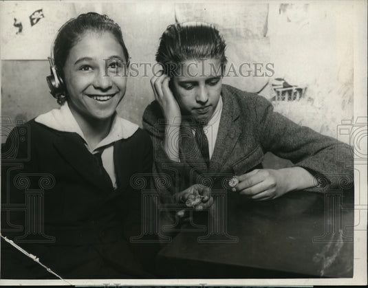 1924 Press Photo Edward Kellion & Clifford Johnson listen to peanut shell radio - Historic Images