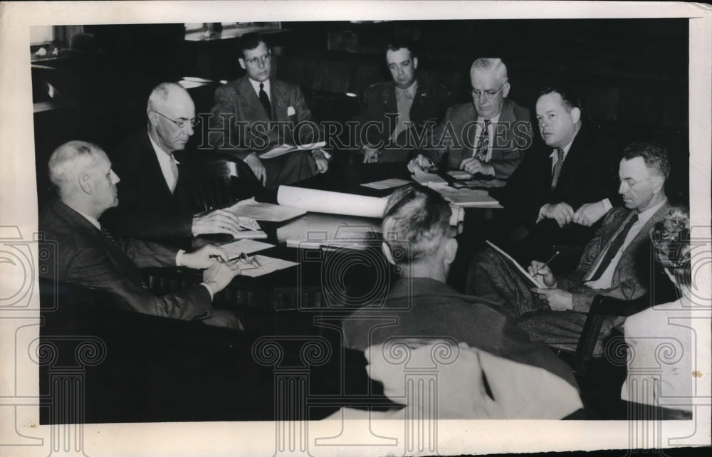 1947 Press Photo Coast Guard board of inquiry listens to testimony of JH Hoff. - Historic Images