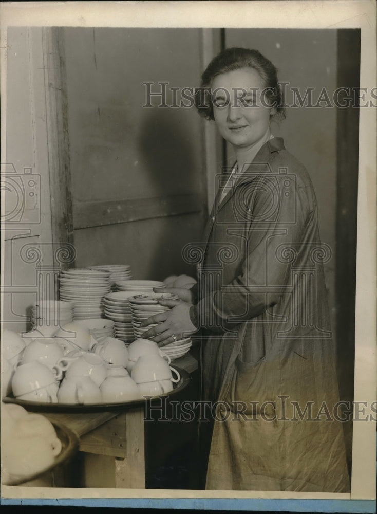 1928 Press Photo Miss Mary Elizabeth Dwyer serves tea to N.Y. Girls Club - Historic Images