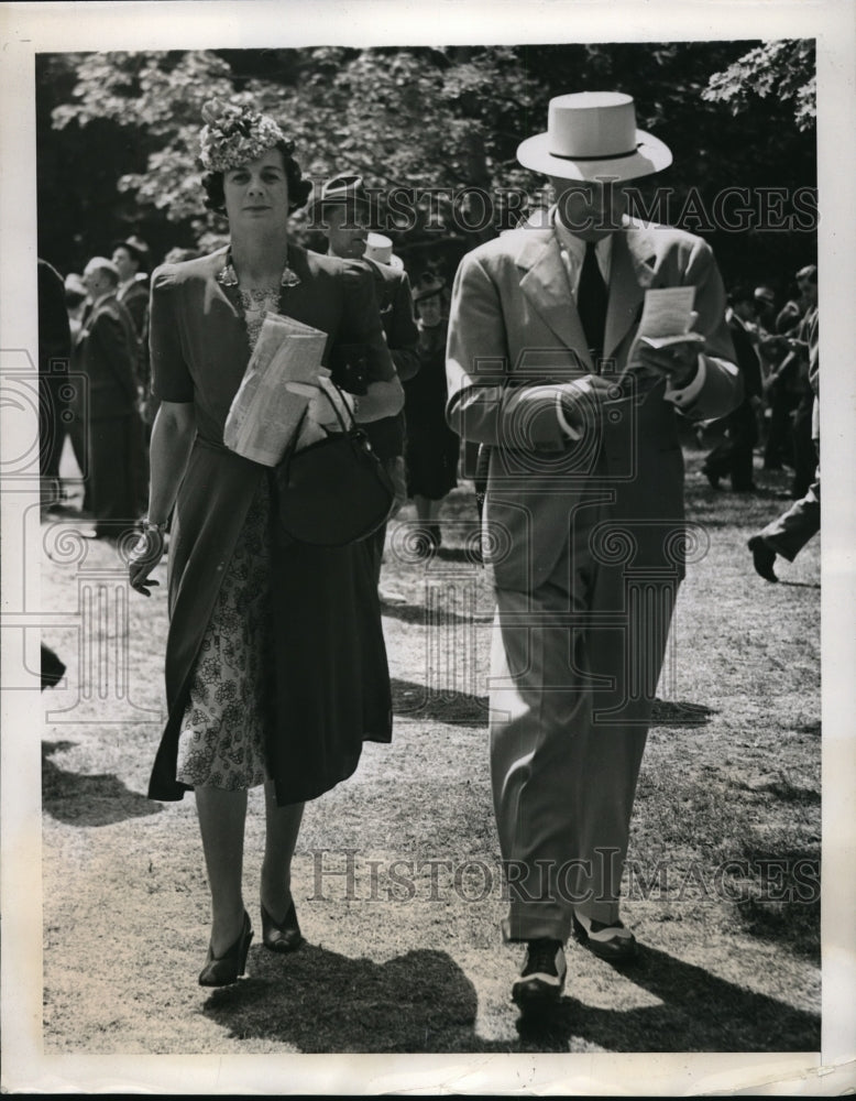 1939 Press Photo Mrs. C. Perry Beadleston and W. W. Humphrey at Belmont Park - Historic Images