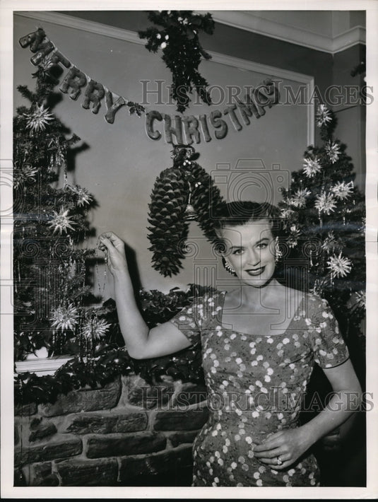 1955 Press Photo Rosemary DeCamp applies tinsel to a Yule festooned mantel - Historic Images