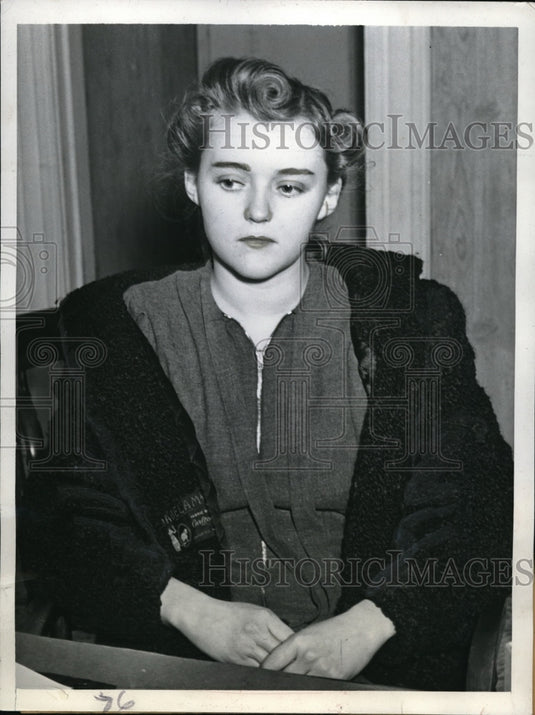 1941 Press Photo Mrs Frances Kudelka accepting stolen property - Historic Images