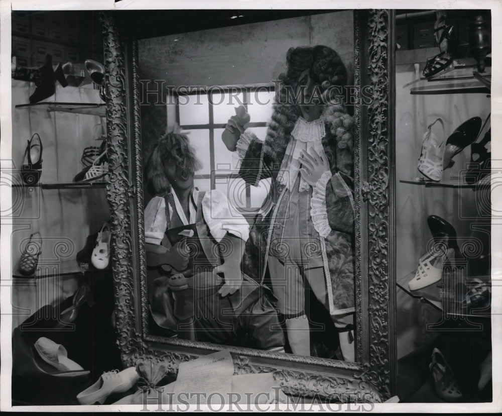 1949 Press Photo &quot;The Cobbler &amp; The Financier&quot; Show Windows Shoe Firm - Historic Images