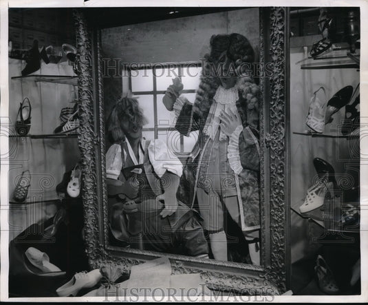 1949 Press Photo "The Cobbler & The Financier" Show Windows Shoe Firm - Historic Images