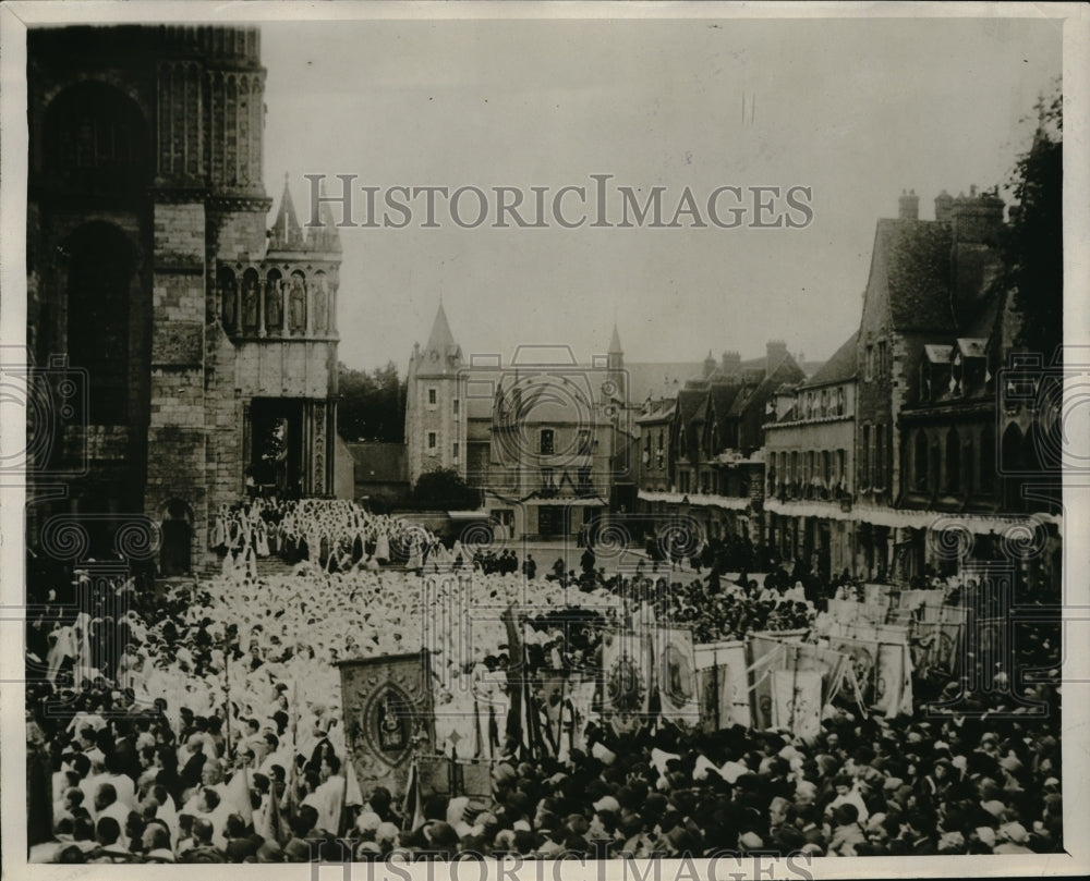 1929 Press Photo Procession of the Holy Veil at Chartres  France - Historic Images