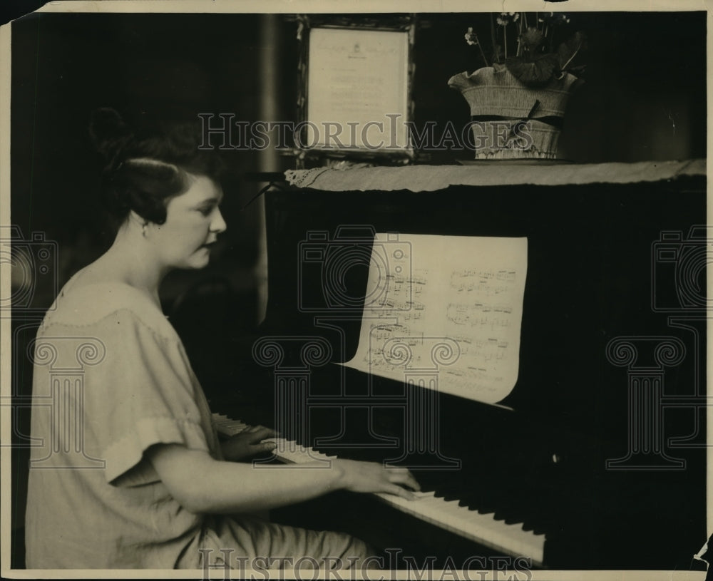 Press Photo To play music is to play the piano - Historic Images