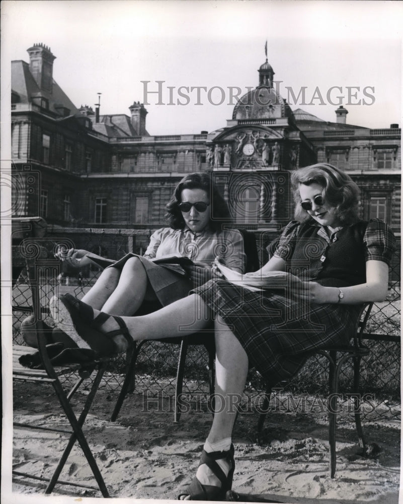 1947 Press Photo Two girls studying in the Luxembourg Garden. Paris - Historic Images