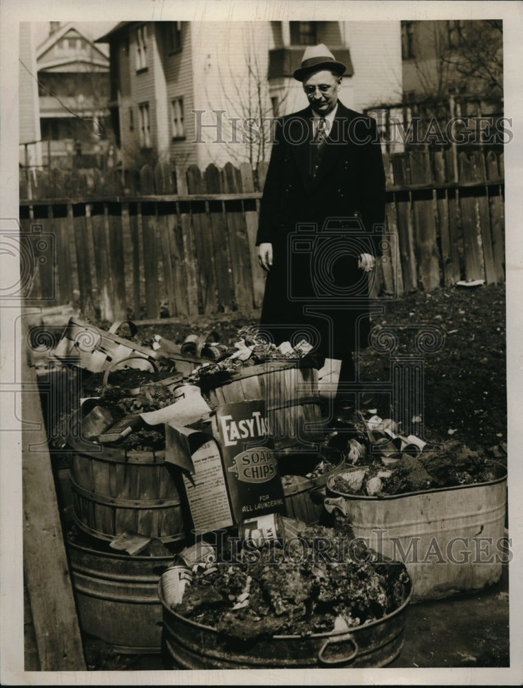 1935 Press Photo John Madri Looking At Bins Of Soap Chips - Historic Images