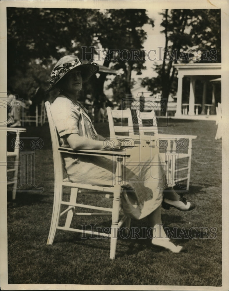 1922 Press Photo Miss Rosilee Bloodgood Of New York &amp; Southhampton Sitting - Historic Images