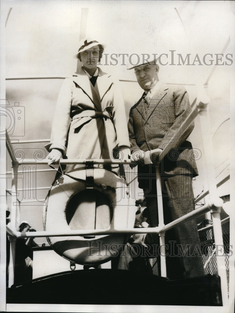 1935 Press Photo Mr. and Mrs. Harold Ley of NY on glass bottomed observation - Historic Images