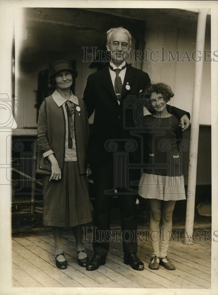 1928 Press Photo Dr SM Berry &amp; his family arrive in NYC - Historic Images