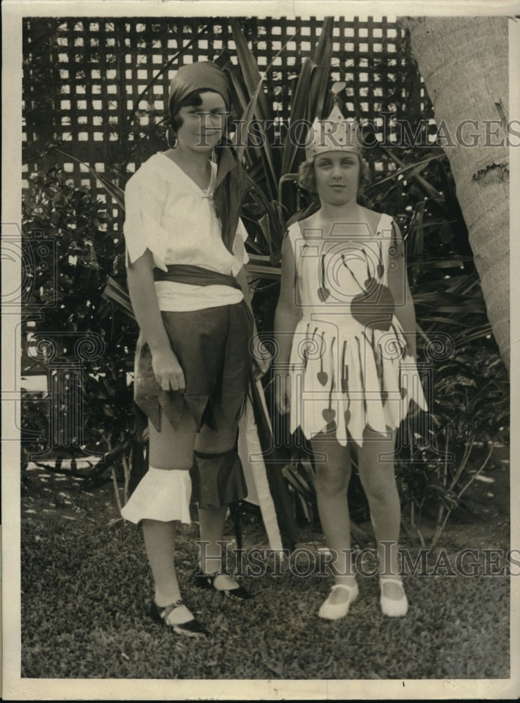 1930 Press Photo Norma & Gertrude Bradyin Palm Beach, Fla on holiday - Historic Images