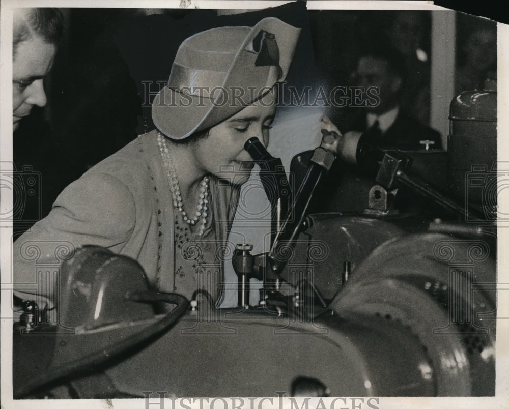 1940 Press Photo Queen Elizabeth Of England Looks Into Eye Piece - Historic Images