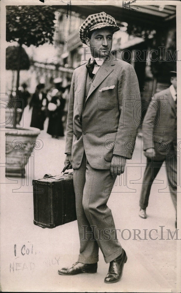 1926 Press Photo Percy Harold Halbritter wearing suite,carrys his bag - Historic Images