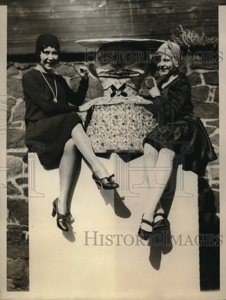 1930 Press Photo Helen Charleston & Catherine O'Neil with John Jerbeck's - Historic Images