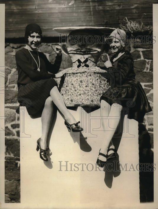 1930 Press Photo Helen Charleston & Catherine O'Neil with John Jerbeck's - Historic Images