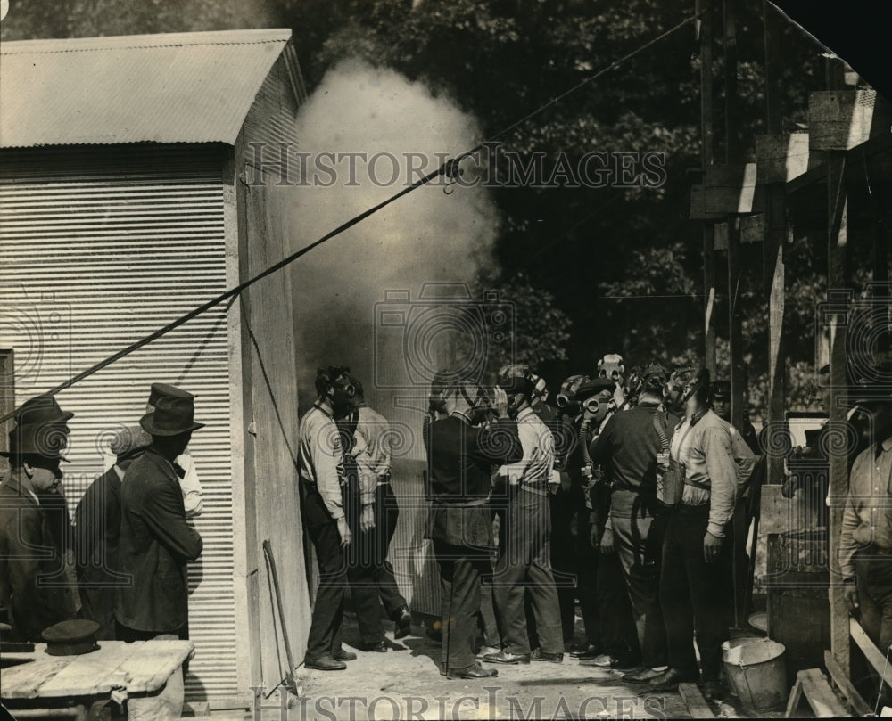 1923 Press Photo Gas mask demonstration at the fire department - Historic Images