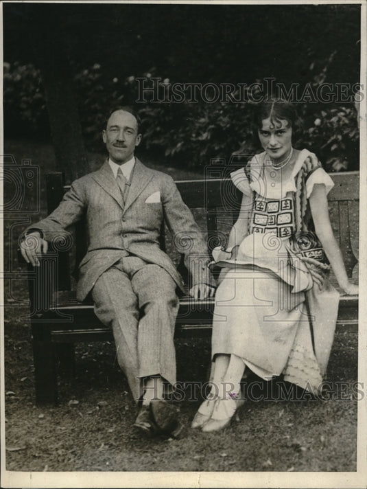 1924 Press Photo Couple at the garden's of the future bride's country home. - Historic Images