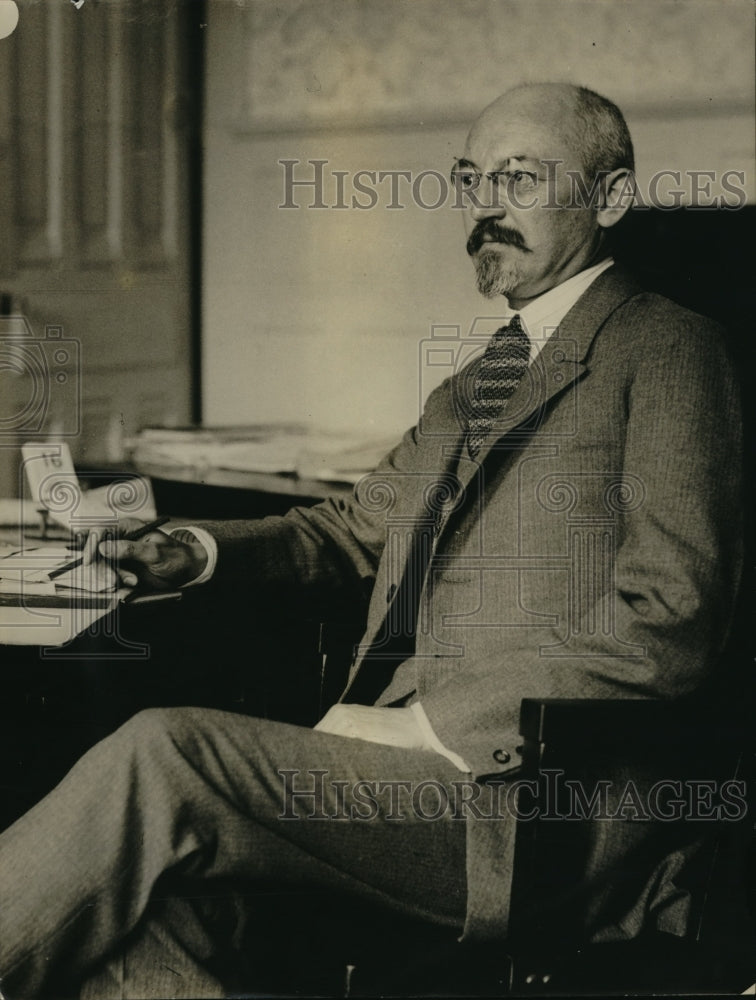 1922 Press Photo Dr. Otto Wiedfeldt at his desk at the German Embassy. - Historic Images