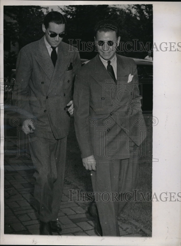 1941 Press Photo William Theile and attorney at hearing made by Claire Beringer - Historic Images