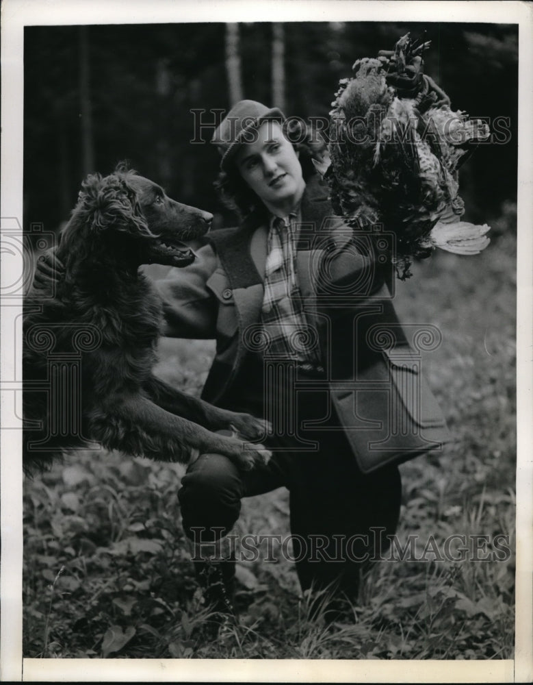 1941 Press Photo Jane Gardner shows brace of partridge to her Irish Retriever - Historic Images