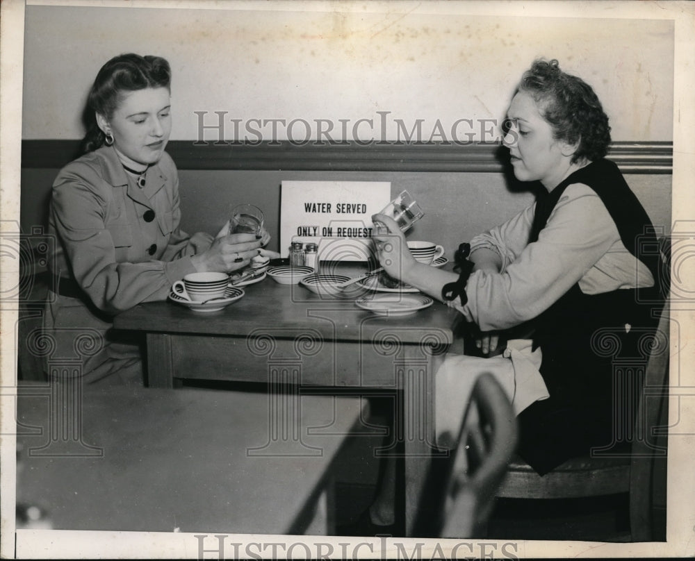 1945 Press Photo June Agner, Bertha Carmichael with Sign of Water Shortage - Historic Images