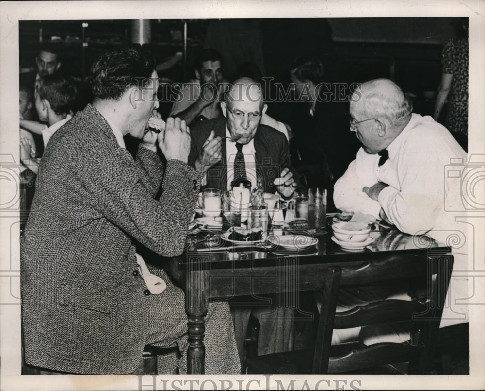 1939 Press Photo Gov. Luren Dickinson of Mich. eats with the gang. - Historic Images