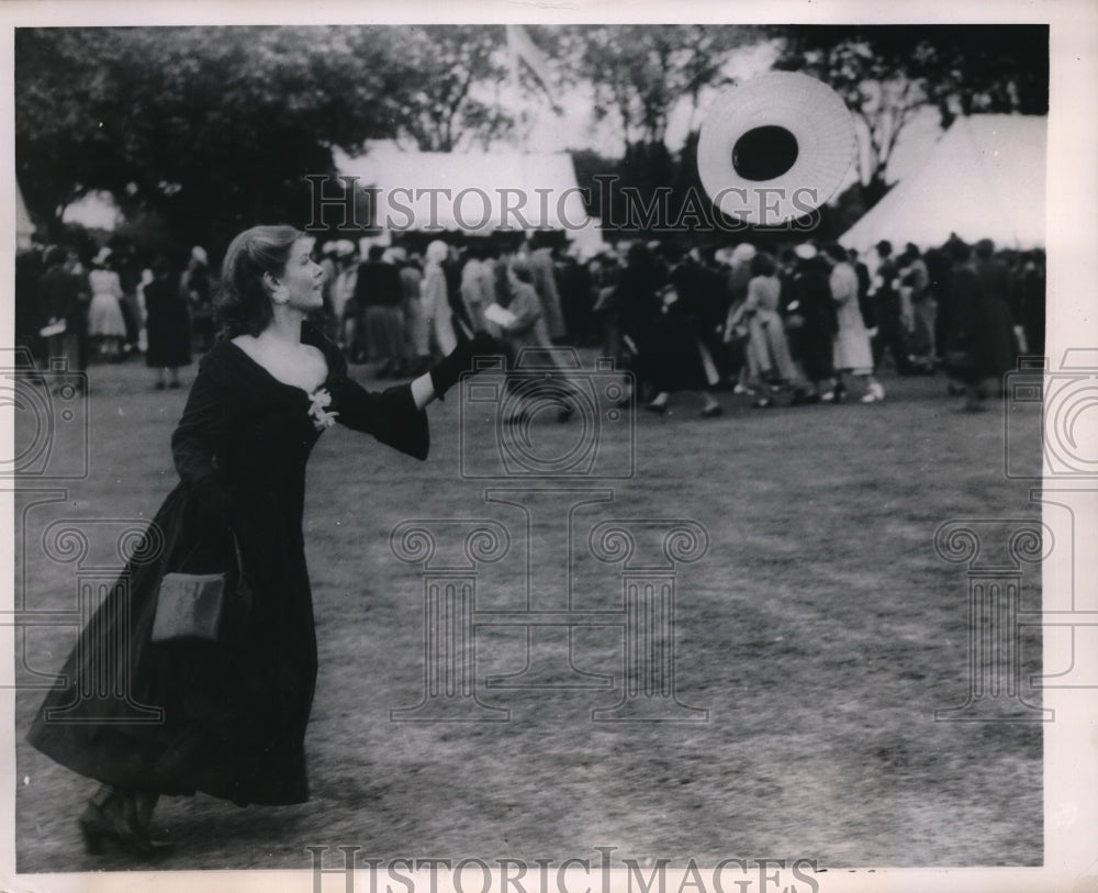 1949 Press Photo Actress Daphne Anderson Chases Hat at Theatrical Garden Party - Historic Images