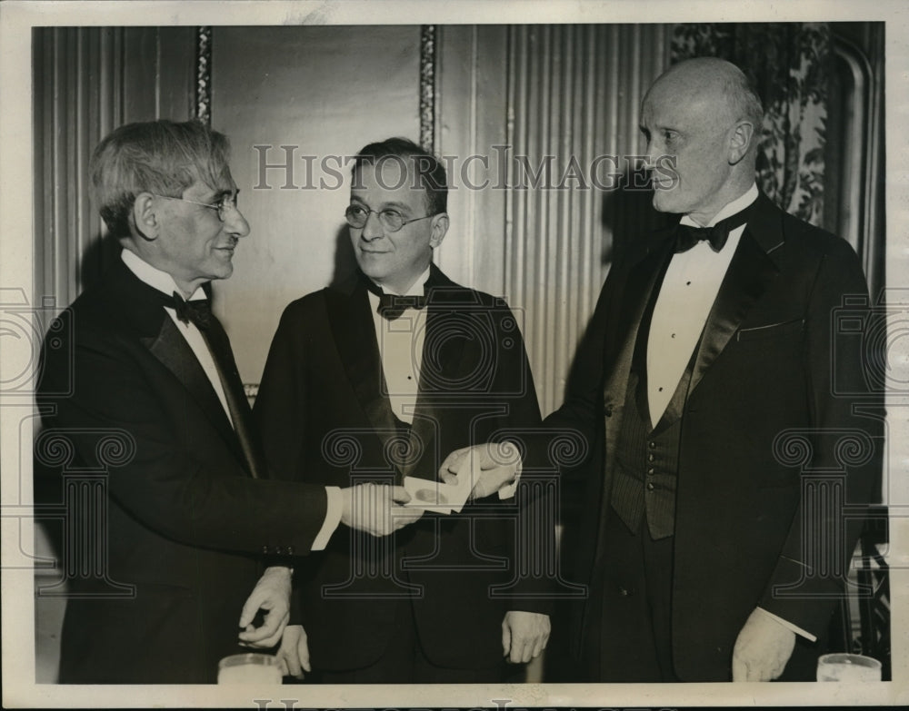 1941 Press Photo Biochemist Phoebus A. Levine receives award - Historic Images