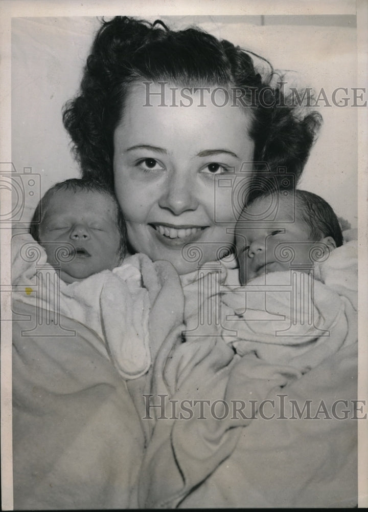 1940 Press Photo Mrs. George Demeris with her second set of twins in a year - Historic Images