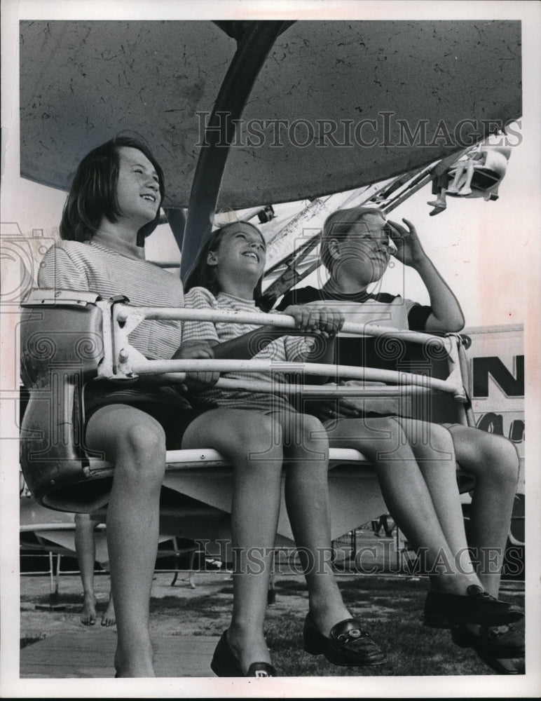 Press Photo Patty Stacy, Anita Glenn &amp; Laura Troha on Para Trooper Ride - Historic Images