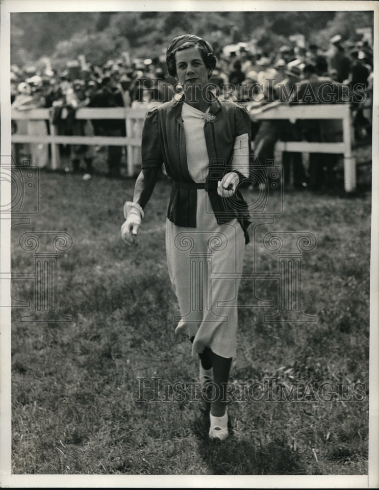 1937 Press Photo Mrs. Perry Beadleston at United Hunts in Roslyn - Historic Images