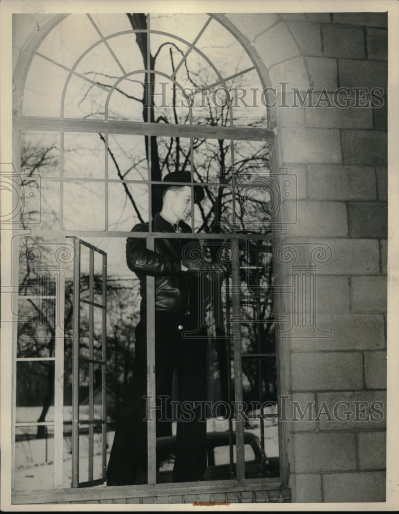 1940 Press Photo William Lintala works at the Aluminum Co. in Cleveland - Historic Images