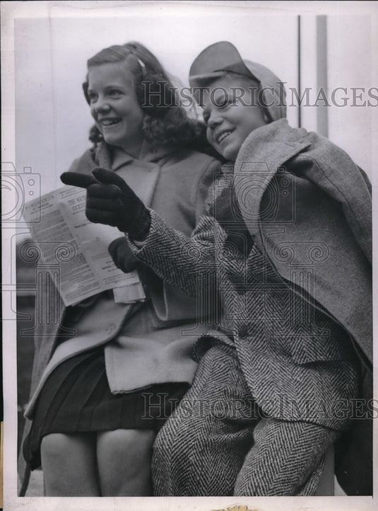 1944 Press Photo Carolyn Weimer, 14, her brother, Ralph, 13, at Sportsman's Park - Historic Images