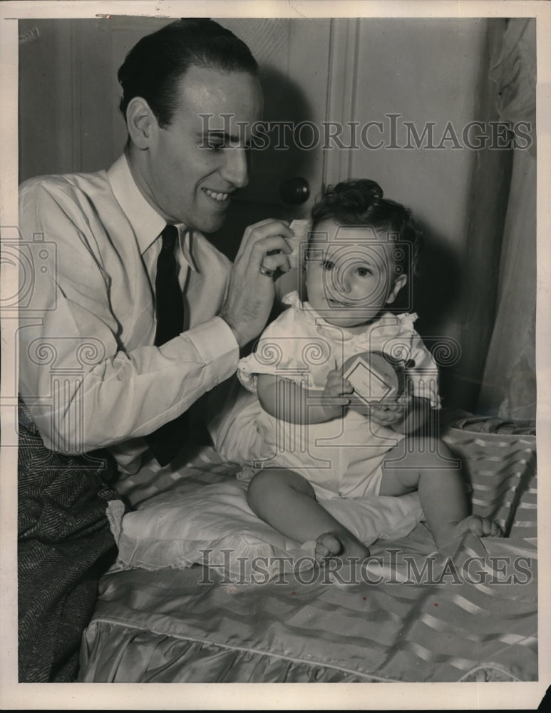 1939 Press Photo Sydney Guileroff Fixes his babys hair - Historic Images