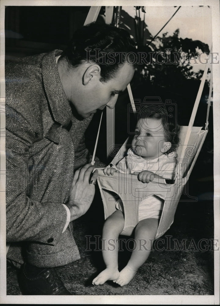 1939 Press Photo Sydney Guilaroff and son relax in backyard of home in Hollywood - Historic Images