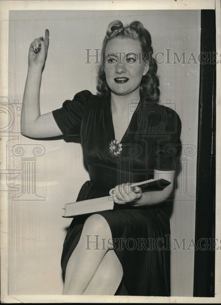 1941 Press Photo Atty. Mary V. O&#39;Reilly, One of Chicago&#39;s Most Beautiful Lawyers - Historic Images