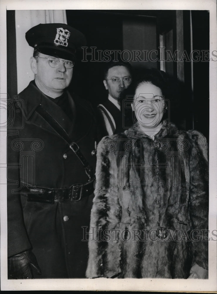 1947 Press Photo Opal Dixon w/ Patrolman Russell Lewis after her arrest in Des Moines, Iowa - Historic Images