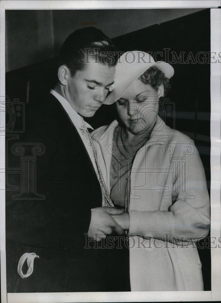 1935 Press Photo Model Leroy Drake with sweatheart Bula Havden just before he went into a coroner&#39;s - Historic Images