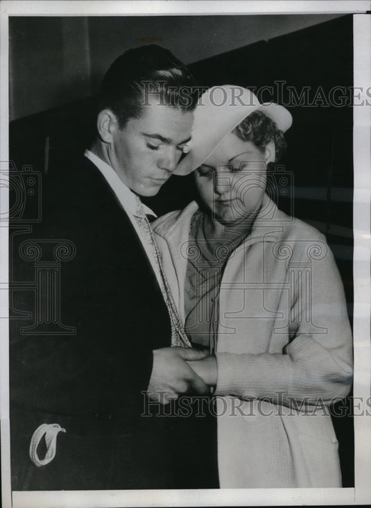 1935 Press Photo Model Leroy Drake with sweatheart Bula Havden just before he went into a coroner's - Historic Images