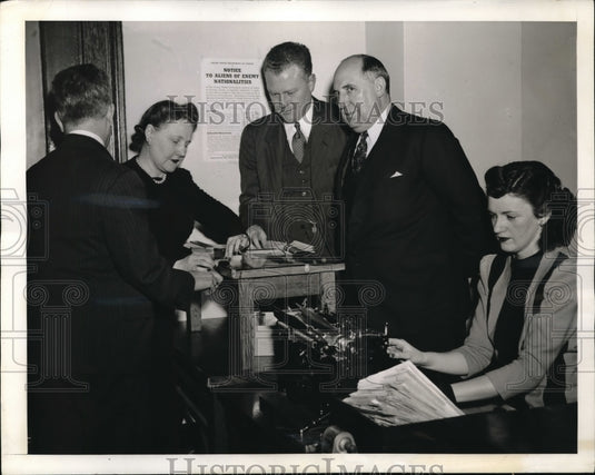 1942 Press Photo Postmaster Albert Goldman for fingerprinting of alien registration for enemy countr - Historic Images