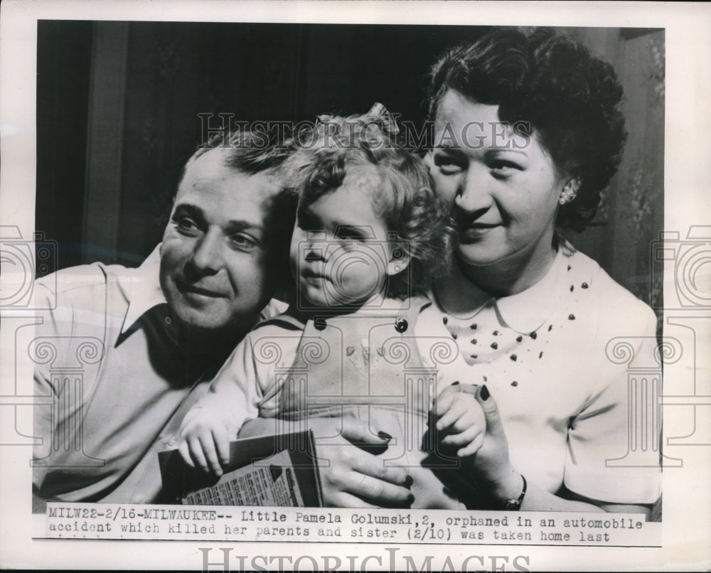 1950 Press Photo Mr. and Mrs. Ervin Jeske adopt orphan Pamela Golumski - Historic Images