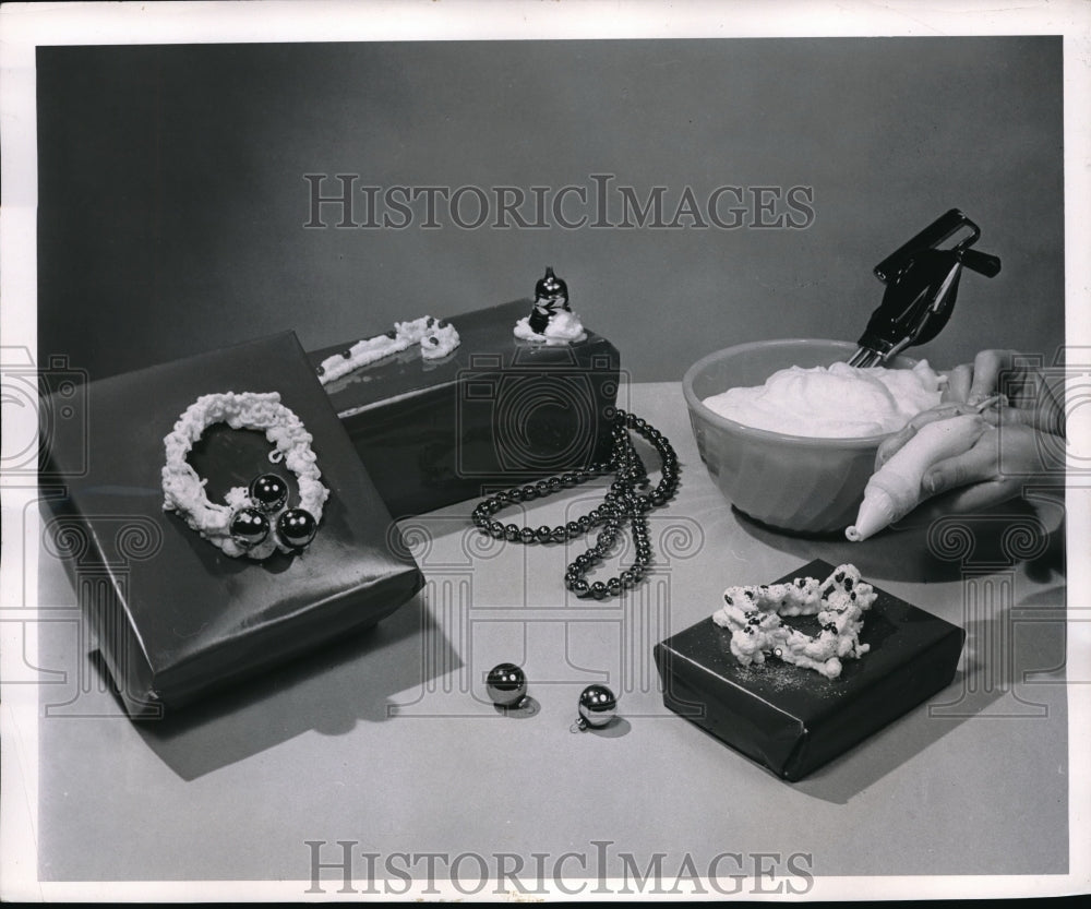 1955 Press Photo Soap Suds Squeezed out of pastry tube Christmas Wrapping Paper - Historic Images