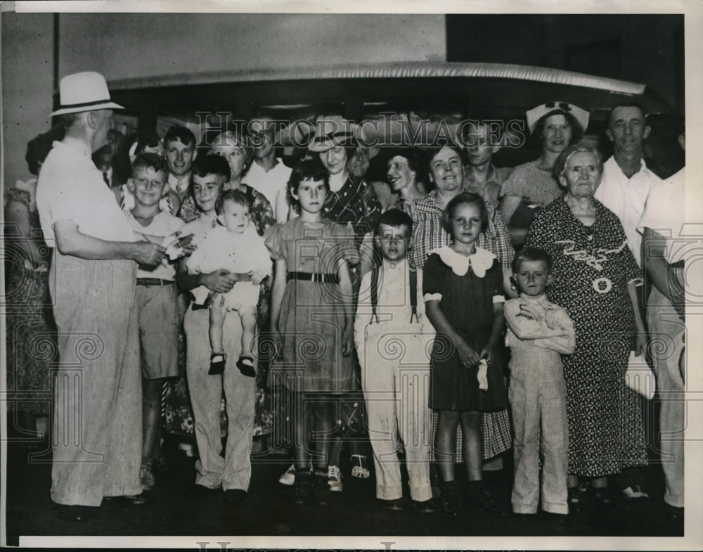 1935 Press Photo Dr. Thomas Richmond Takes 28 Inlaws on Vacation - nec63776 - Historic Images