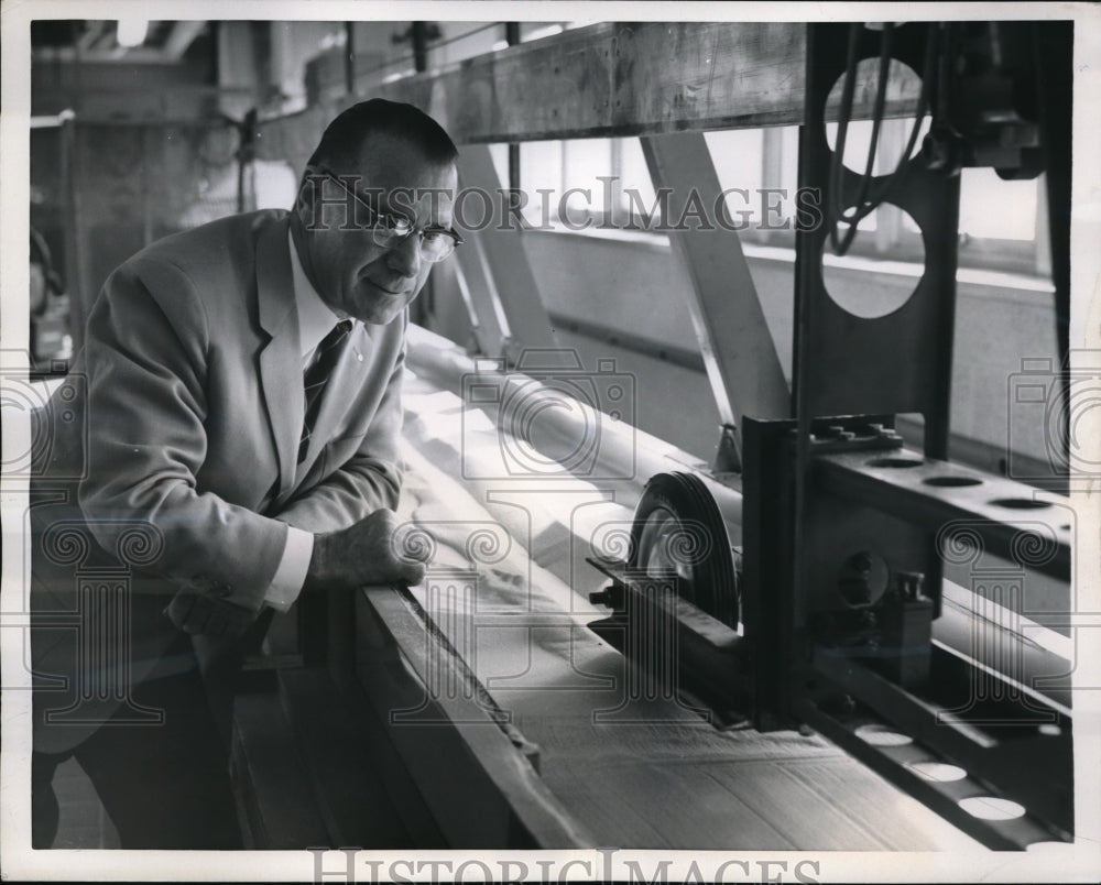 1956 Press Photo Prof. Edward T. Vincent University of Michigan College of Engineering - Historic Images