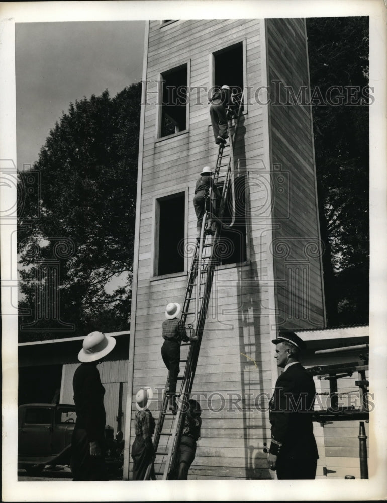 1943 Press Photo Chief Leslie Armager watches women team fire drill - nec63846 - Historic Images