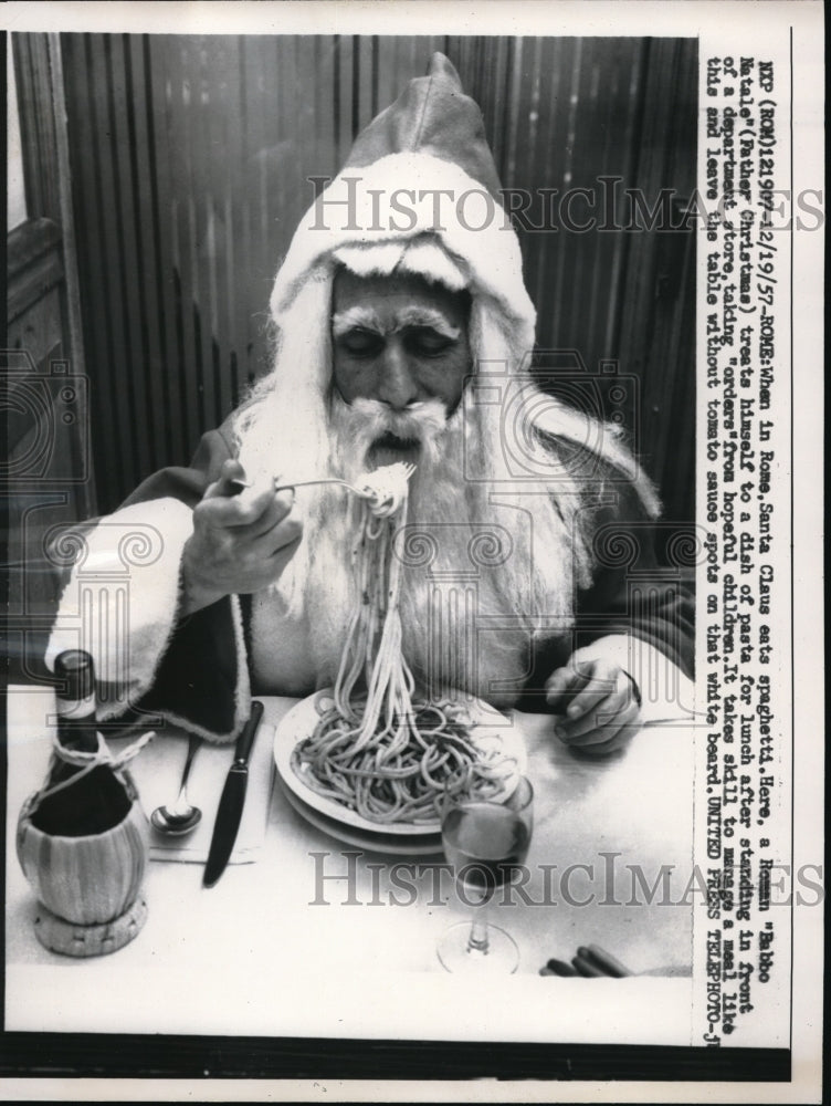 1957 Press Photo Santa Claus eats Spaghetti in Rome Italy - Historic Images