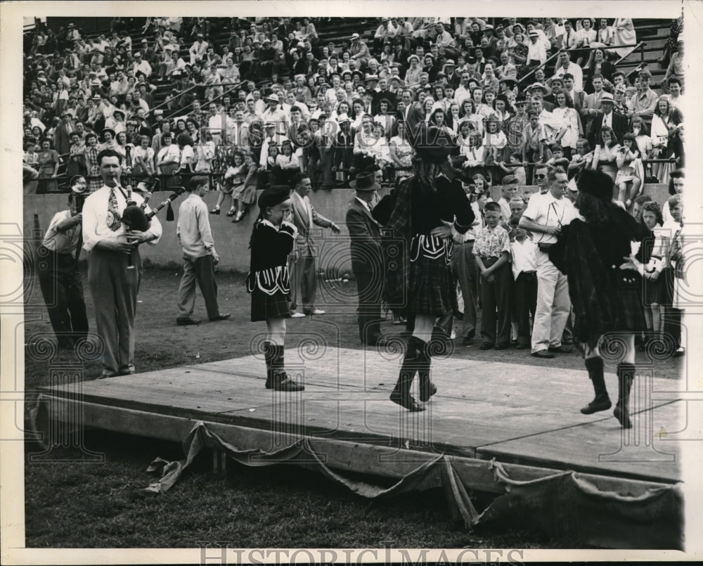 1948 Press Photo Scottish Dance at Irish National Feis Loyola University Chicago - Historic Images