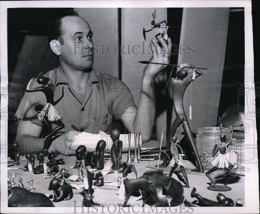 1950 Press Photo NYC, NY Customs examiner and figurines for import - Historic Images